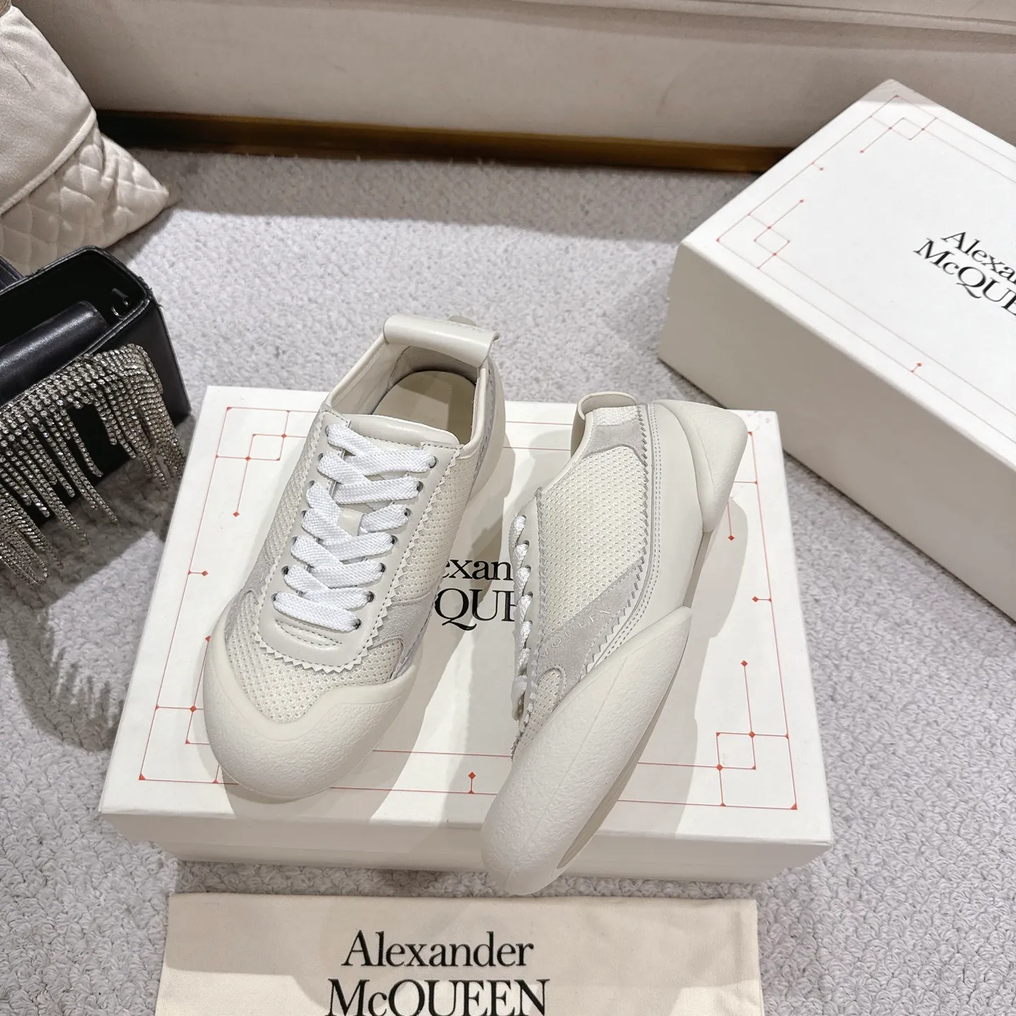 👟👟Ex-factory price 600👟👟 Men's size +10 2025 McQueen's new AIexanderMcQUEEN✅ The original quality has been certified! The original version is reproduced 1:1, and the latest lace-up casual shoes are released simultaneously. • McQueen logo • Round toe box • Lightweight segmented sole design, made of imported stretch breathable fabric + grained cowhide, soft inner lining and insole, comfortable for walking and not stuffy on the feet. Five colors: black/white·white·off-white·black/brown·yellow Fabric: grained cowhide + stretch fabric + cow suede Insole: imported sheepskin Women’s model: 35–40 (40 for women is not returnable) Men’s model: 39–45 (45 for men is not returnable)